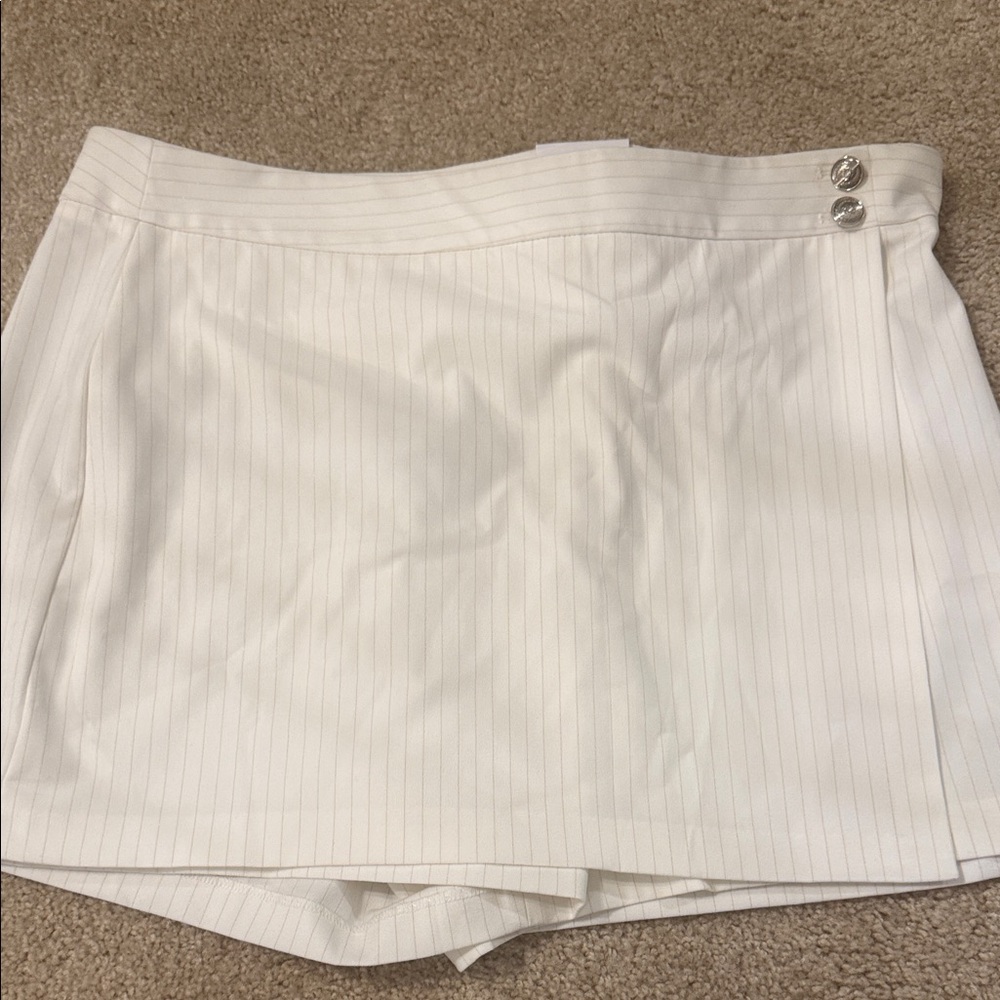 NWT WHBM White with Gold Pinstripe Skort with Button Detail Size 16